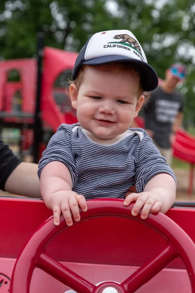 Madre Hijo Jugando Parque Infantil Local Imágenes De Stock Sin Royalties Gratis