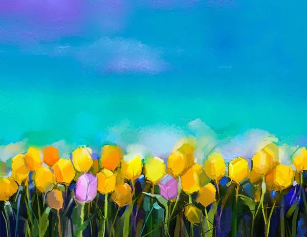 Pintura al óleo tulipanes flores. Pintar a mano flores de tulipán amarillo y violeta en el campo con fondo azul cielo verde — Foto de Stock