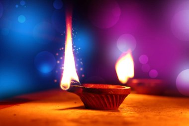 Mutlu Diwali - Diwali kutlamalarında ışık saçan renkli kil diya lambaları, Hint Festivali Diwali, Diwali Lambası