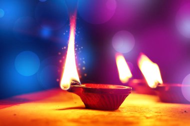 Mutlu Diwali - Diwali kutlamalarında ışık saçan renkli kil diya lambaları, Hint Festivali Diwali, Diwali Lambası