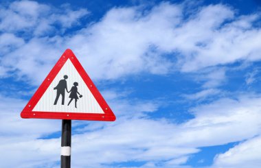 Gökyüzü arkaplanlı okul uyarı işareti, okul bölgesi ya da hava bulutlu arka planda izole edilmiş işaret levhası