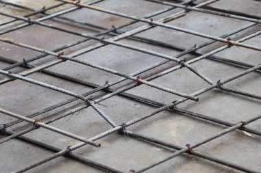 İnşaat alanındaki vida çeliği iskeletinin seçici odak noktası. Güçlendirilmiş beton için çelik demirler. İnşaat arka planı