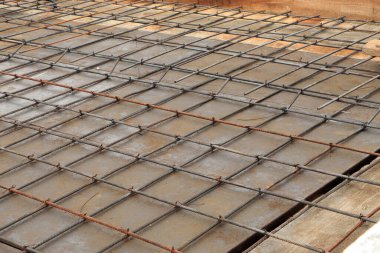 İnşaat alanındaki vida çeliği iskeletinin seçici odak noktası. Güçlendirilmiş beton için çelik demirler. İnşaat arka planı