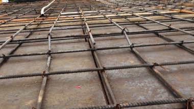 İnşaat alanındaki vida çeliği iskeletinin seçici odak noktası. Güçlendirilmiş beton için çelik demirler. İnşaat arka planı
