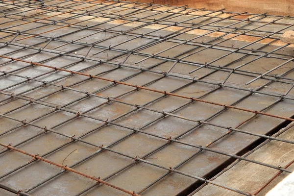 İnşaat alanındaki vida çeliği iskeletinin seçici odak noktası. Güçlendirilmiş beton için çelik demirler. İnşaat arka planı