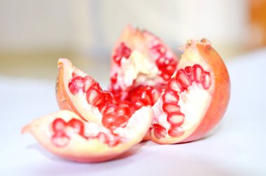 Ahşap arka plan üzerine açık taze olgun nar