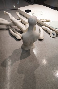 Kollar ve bacaklardan oluşan beyaz parçalanmış manikin.