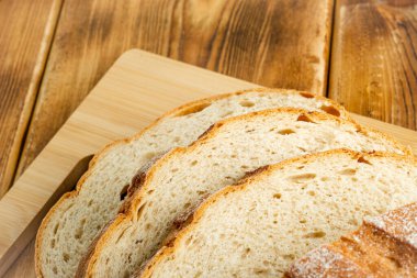 Tahta bir masada buğday ekmeği