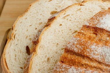 Tahta bir masada buğday ekmeği