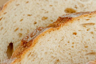 Tahta bir masada buğday ekmeği