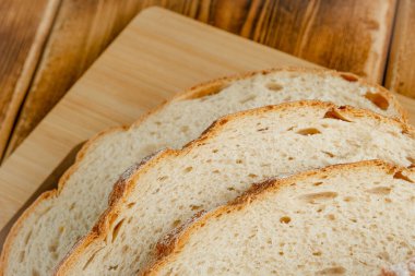 Tahta bir masada buğday ekmeği