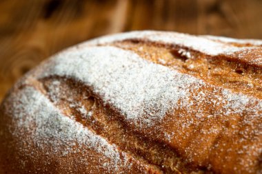 Tahta bir masada buğday ekmeği