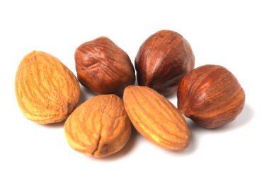 Bir avuç dolusu badem ve fındık. Çatlak.