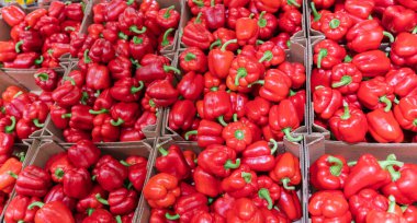 Piyasada tatlı dolma biber