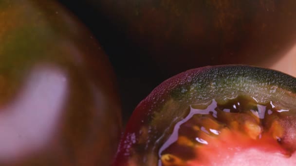 Pomodori da primo piano. Pomodoro nero affettato. Macro video. — Video Stock