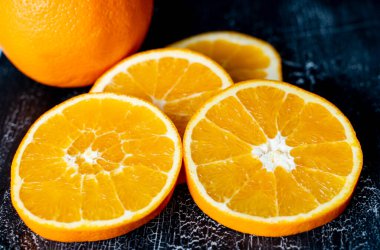 Siyah arka planda turuncu. Craquelure tahtasında portakal dilimleri.