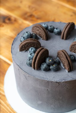 Kurabiyelerle süslenmiş siyah pasta.