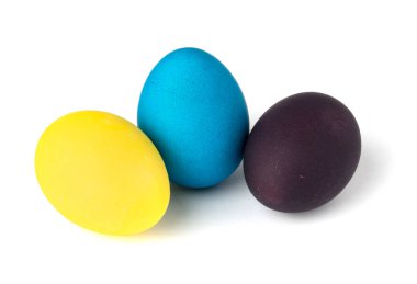 boyalı tavuk yumurtaları beyaz arkaplanda izole.