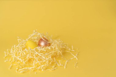 Sarı arka planda boyalı tavuk yumurtası. Paskalya yumurtaları. kopyalama alanı