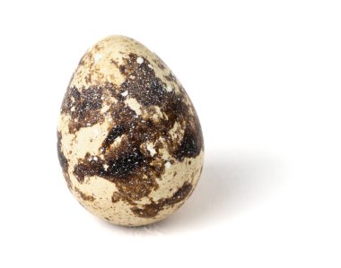 Beyaz arka planda izole edilmiş bıldırcın yumurtası..
