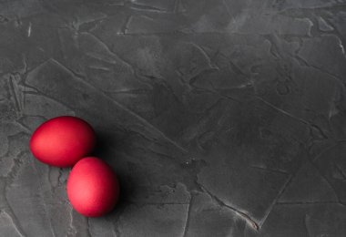 Siyah arka planda renkli tavuk yumurtası. Paskalya yumurtaları. Bir yazıt için yer