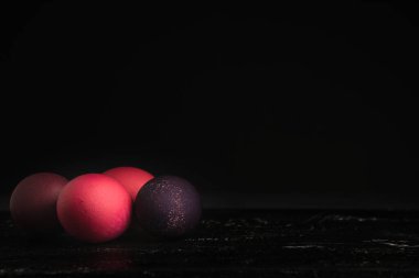 Siyah arka planda renkli tavuk yumurtası. Paskalya yumurtaları. Bir yazıt için yer