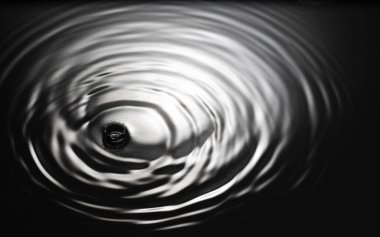 Suyun üstünde daireler. Damlalar bir daire içinde dağılır, bir damla su..