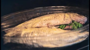 Fırında otlu sazan balığı. zaman aşımı