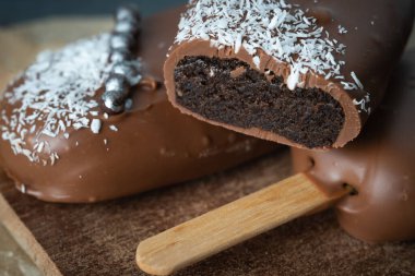 Dondurma şeklinde pasta patlatmak için farklı seçenekler