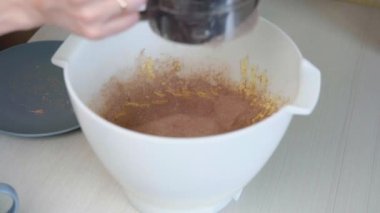 4K - Fırında kek pişirmek. Kek pişiriyorum..