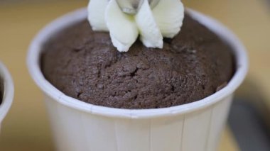 4K - Fırında kek pişirmek. Kek pişiriyorum..