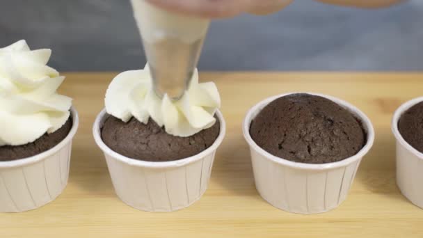 4K - Cuocere i cupcake in forno. Muffin da cucina. — Video Stock