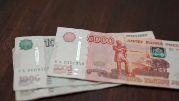 Man räknar pengar. Växling av rysk och amerikansk valuta på banken. — Stockvideo