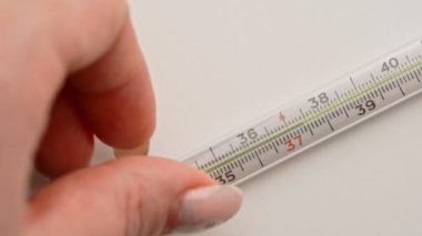 Termometre haplarla birlikte masanın üzerinde duruyor. Sıcaklık. Hastalık. Covid 19.