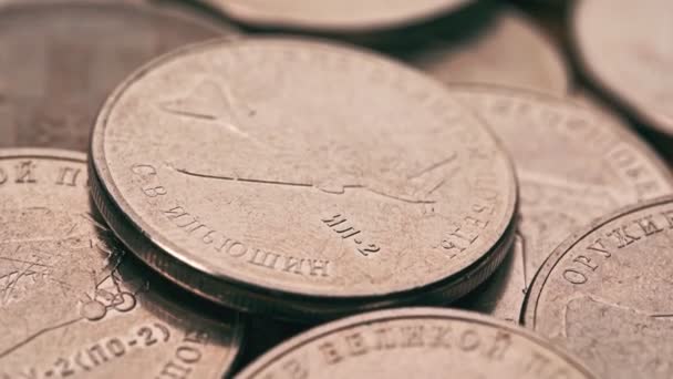 Verschiedene Sammlermünzen auf dem Tisch. 9. Mai. Russisches Währungssystem. — Stockvideo