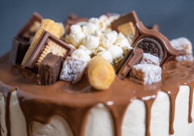 Çikolata ve patlamış mısırla süslenmiş pasta.