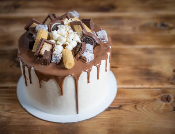 チョコレートとポップコーンのスライスで飾られたケーキ — ストック写真