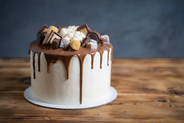 チョコレートとポップコーンのスライスで飾られたケーキ — ストック写真