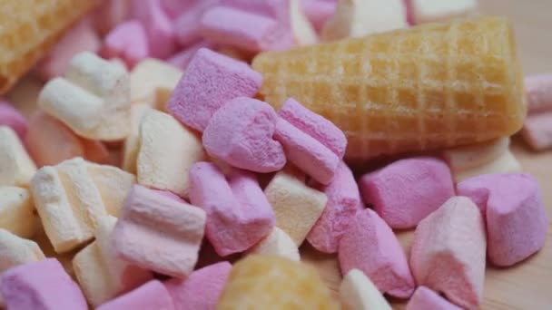 Pozadí sladkého jídla. Malé růžové a žluté marshmallows close-up. — Stock video