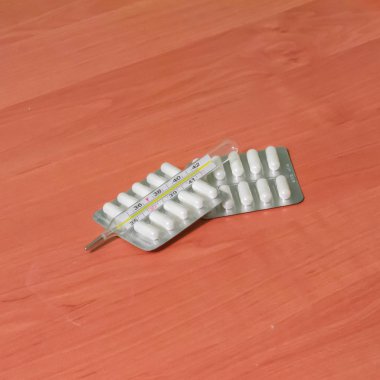 bir tablo yakın çekim birçok farklı hapları