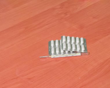 bir tablo yakın çekim birçok farklı hapları