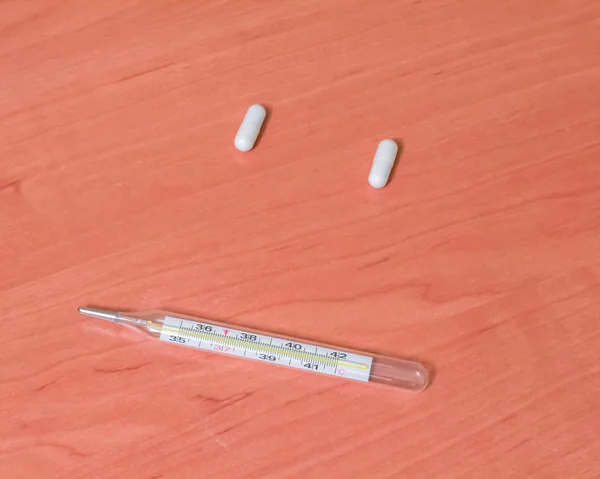 Багато різних таблеток на столі крупним планом — стокове фото