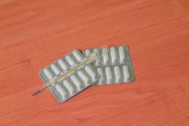 bir tablo yakın çekim birçok farklı hapları