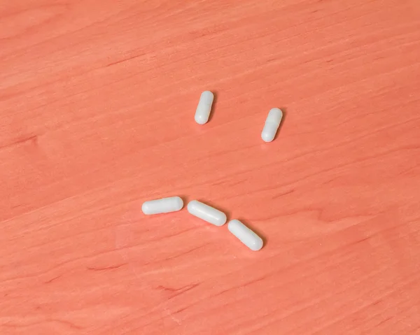 Tablettes sourit sur une table en bois — Photo