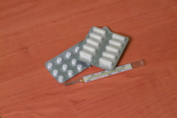 bir tablo yakın çekim birçok farklı hapları