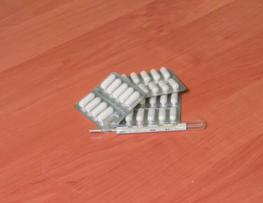 bir tablo yakın çekim birçok farklı hapları