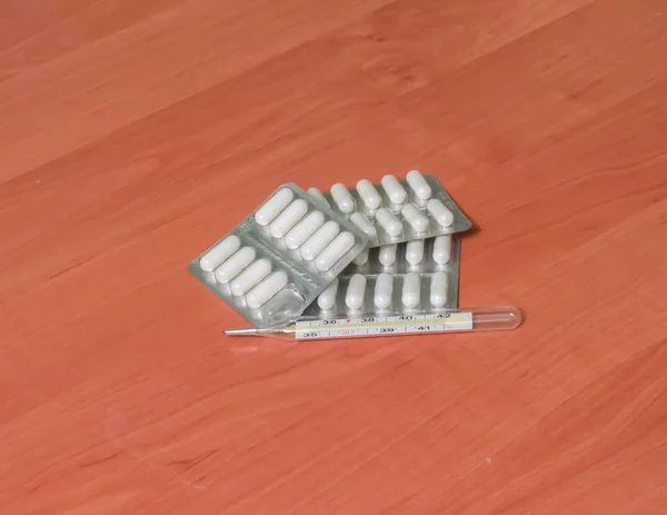 bir tablo yakın çekim birçok farklı hapları