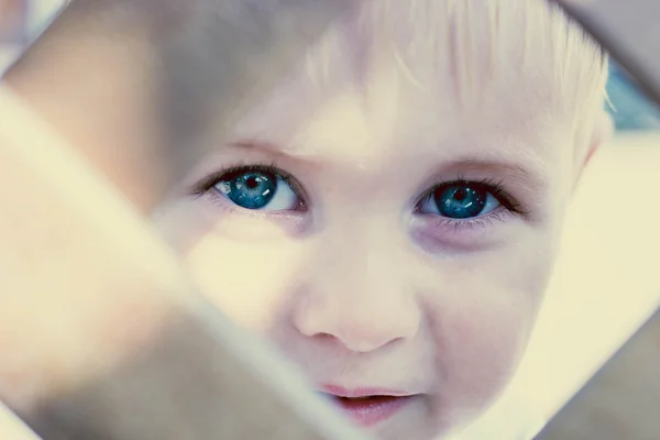 Çocuk kameraya benziyor