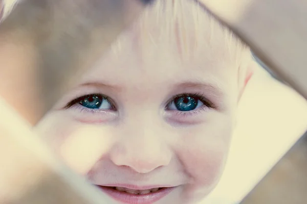 Çocuk kameraya benziyor