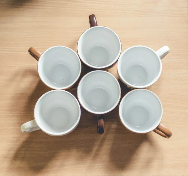 Bardak masanın üzerine yerleştirilen